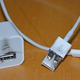 Ilustración para el artículo titulado Cómo los cables Lightning falsos que encuentras tan baratos pueden acabar con tu iPhone